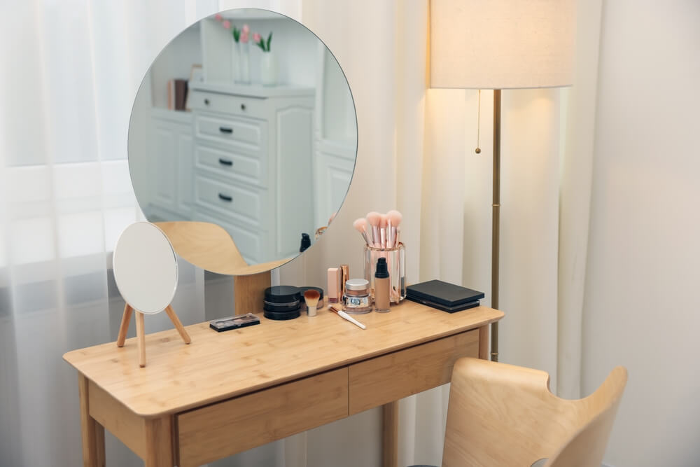 丸鏡とコスメが並んだナチュラルなドレッサー