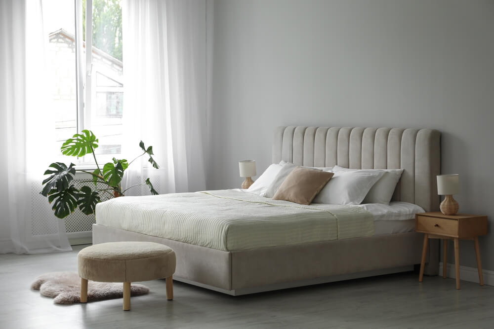 窓際に観葉植物があるナチュラルモダンな寝室