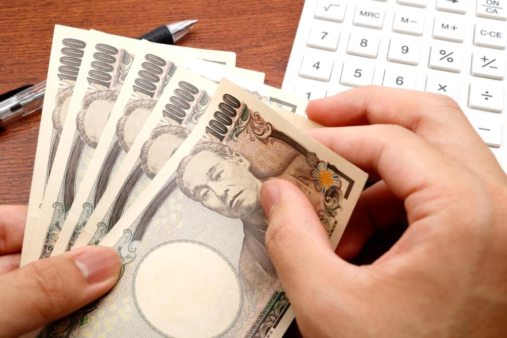 紙幣を数える