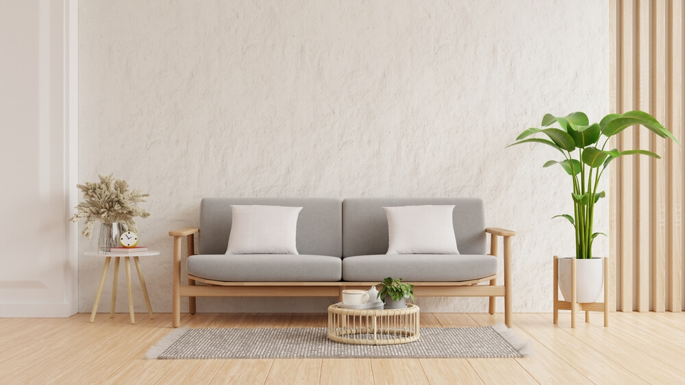 ナチュラルテイストのソファが置かれたシンプルなリビング