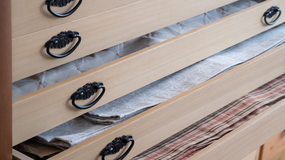 着物が入った桐たんす
