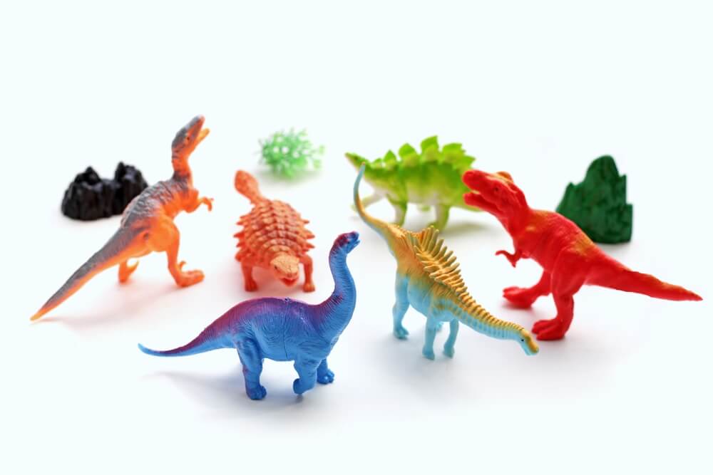 さまざまな種類の恐竜フィギュアの集合