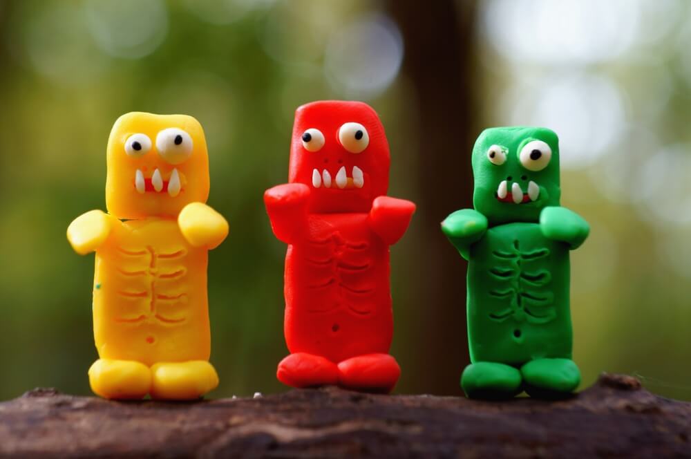 カラフルな粘土のモンスター人形3体