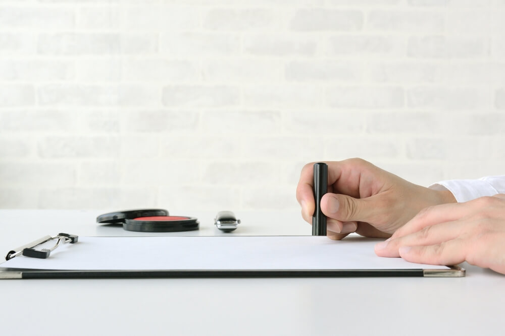 書類に判子を押す