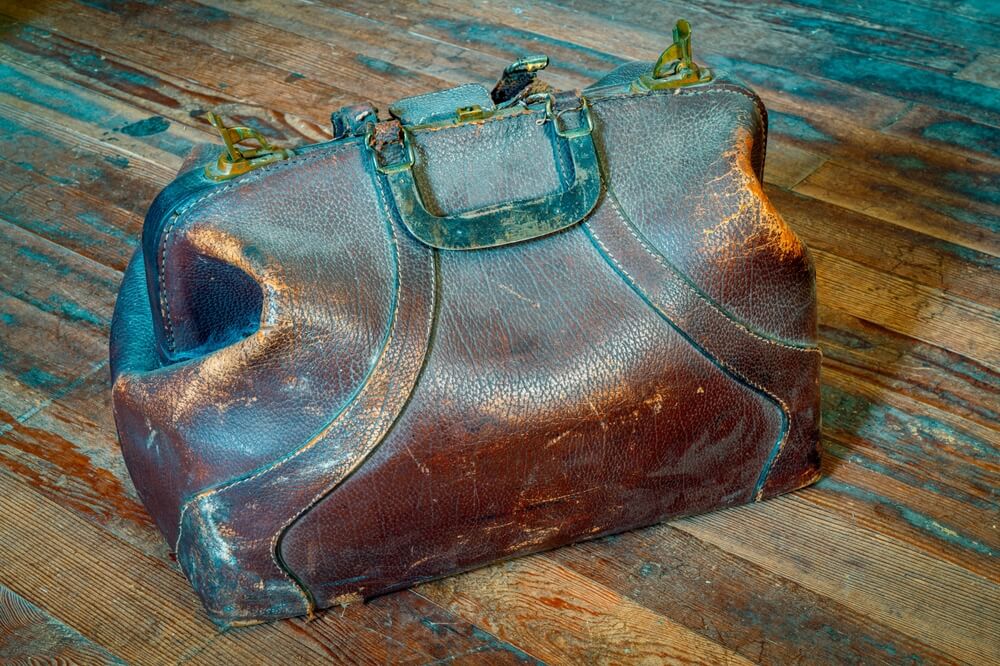 経年劣化した革製のボストンバッグ