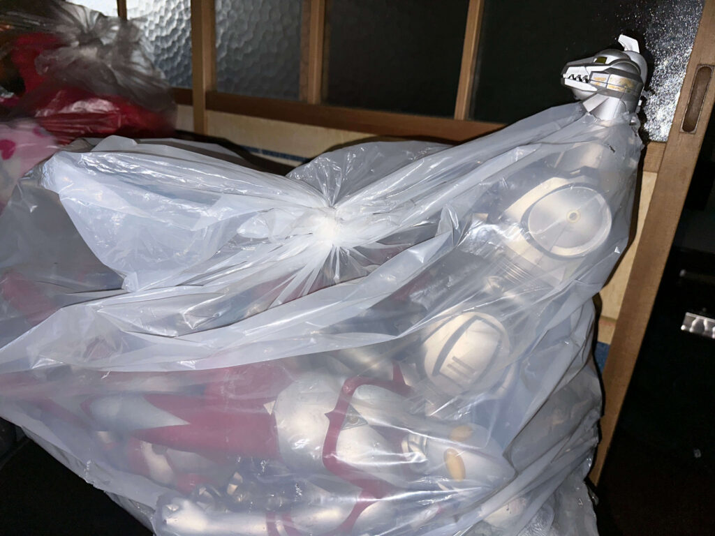 袋にまとめられたフィギュア