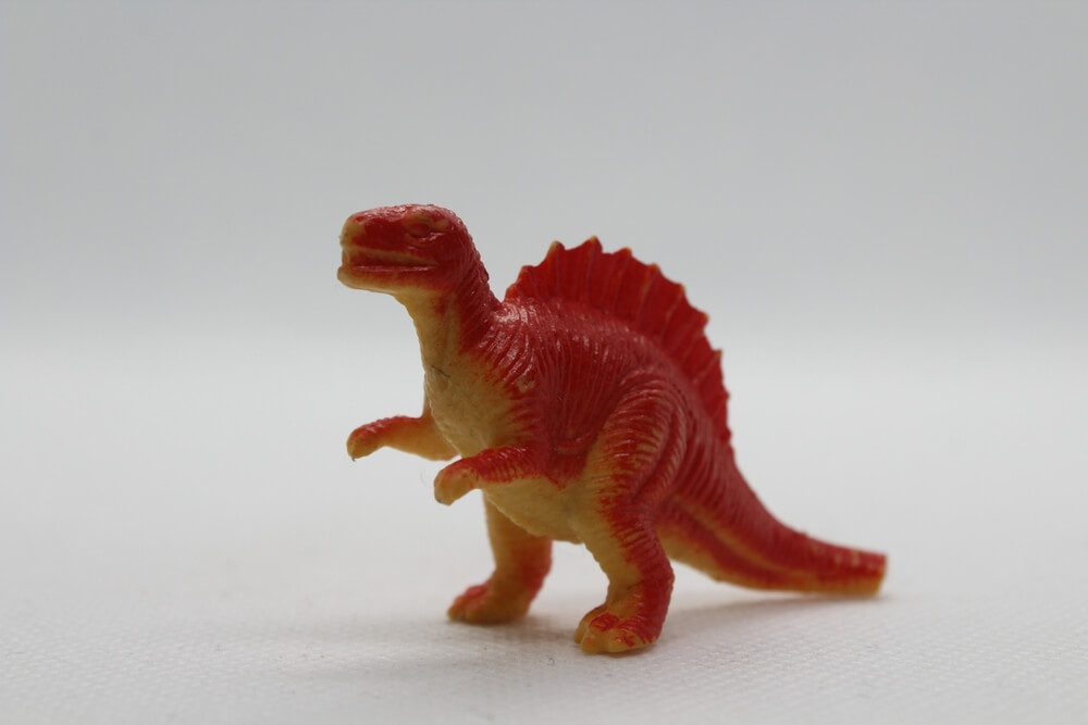 赤と黄色の帆をもつ恐竜フィギュア