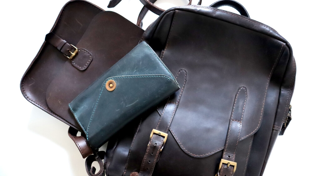 革のリュックと財布、小物類の平置き